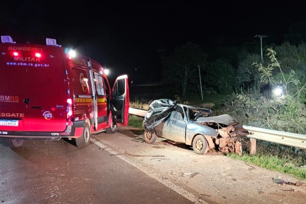 Acidente deixa um morto e um ferido e a queda de caminhão de ponte