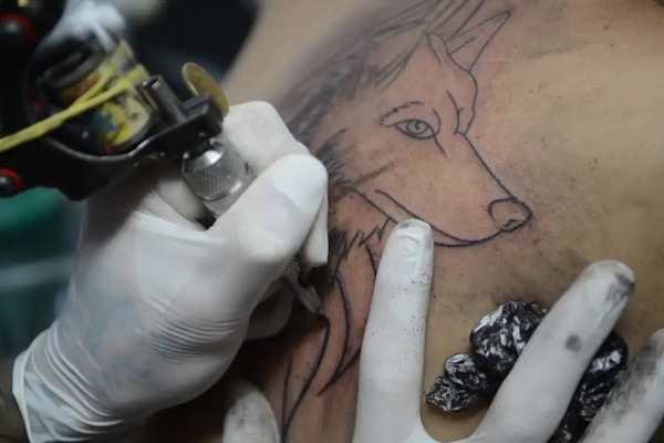 CFM proíbe uso de anestesia geral e sedação para realização de tatuagens estéticas