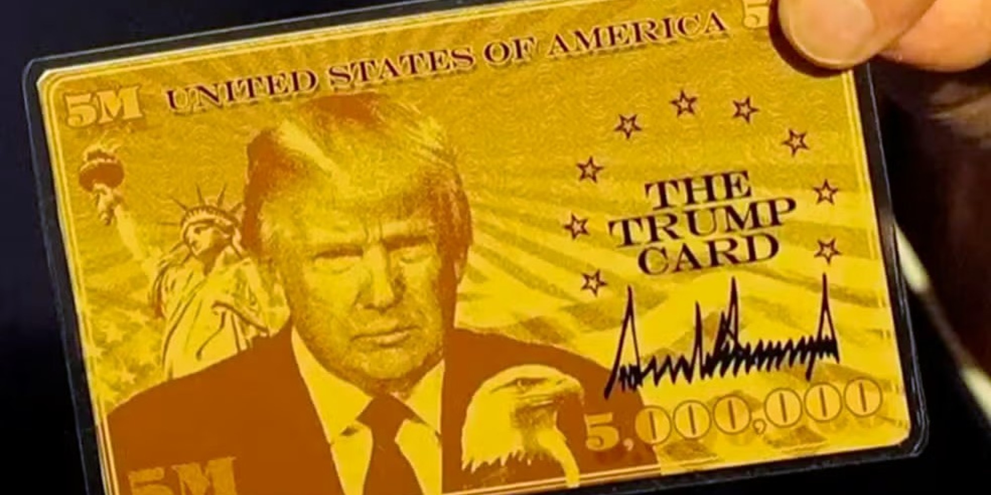 Trump mostra “cartão ouro”, que dá direito à cidadania americana por R$ 28 milhões