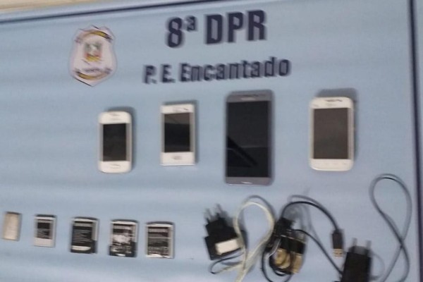 Materiais estavam escondidos em buraco da cela 2 