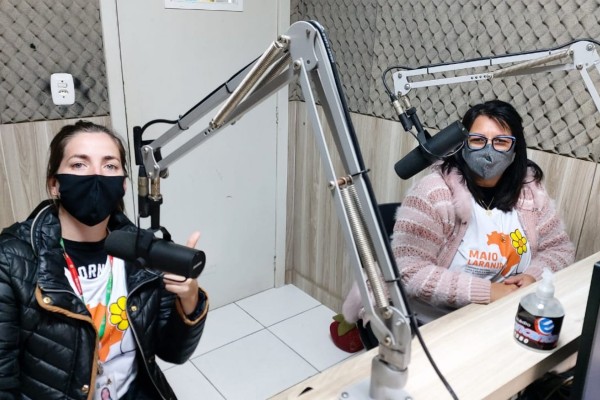 Conselheiras tutelares Isadora e Aline participaram de entrevista na Rádio Encantado para divulgar as ações 