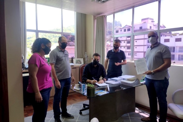 Prefeito Jonas Calvi assinou o decreto na manhã de hoje (29)