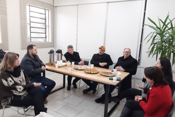 Prefeito, vereadores e assistente social de Vespasiano Corrêa conhecem estrutura da Assistência Social de Doutor Ricardo