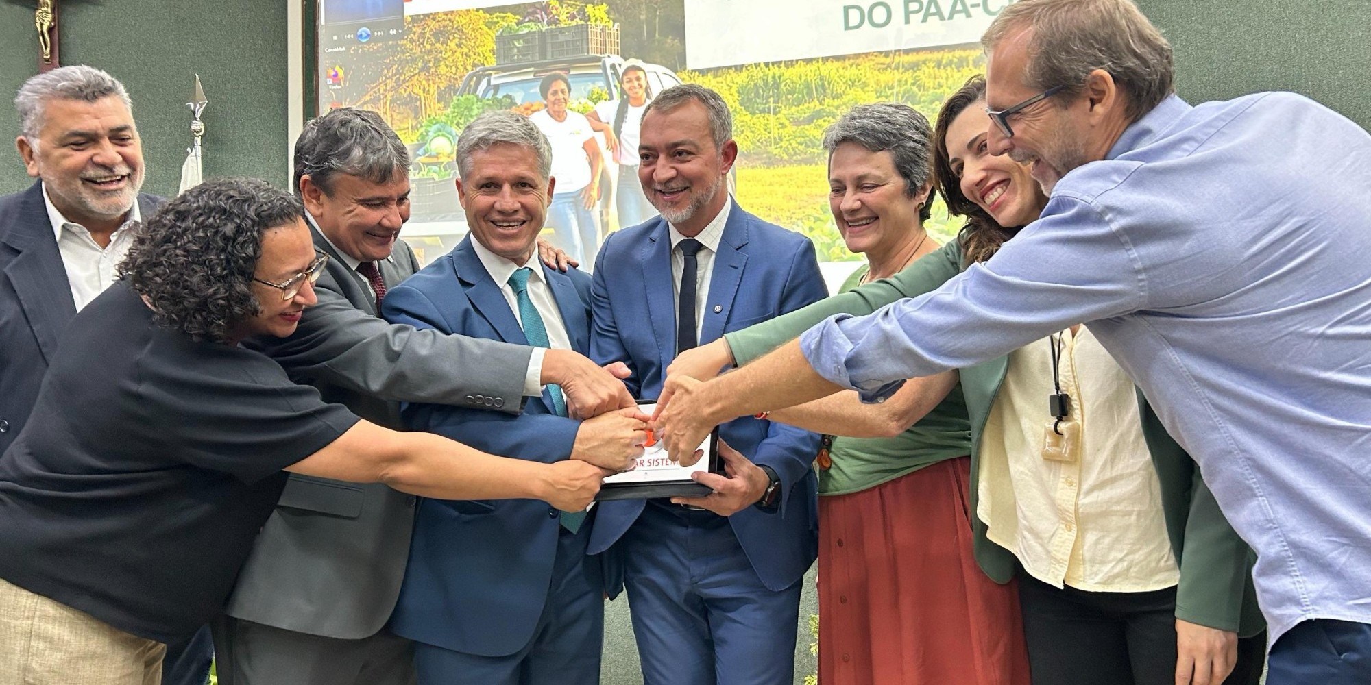 Momento do ato que simbolizou a abertura do sistema da Conab, no dia 18 de fevereiro, para receber propostas do PAA. Momento do ato que simbolizou a abertura do sistema da Conab, no dia 18 de fevereiro, para receber propostas do PAA.
