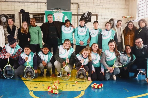 Projeto APAE Encantado Está no Jogo foi lançado nesta segunda-feira (11) e incentiva a prática esportiva adaptada por meio do tênis, com entrega de uniformes e materiais, com a participação da ex-tenista Claudia Chabalgoity, criadora do método Tô no Jogo.