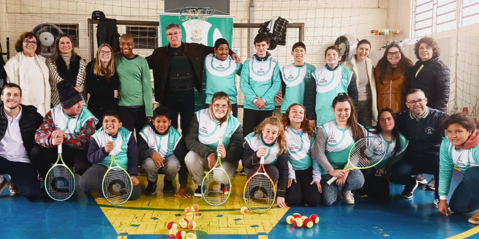 Projeto APAE Encantado Está no Jogo foi lançado nesta segunda-feira (11) e incentiva a prática esportiva adaptada por meio do tênis, com entrega de uniformes e materiais, com a participação da ex-tenista Claudia Chabalgoity, criadora do método Tô no Jogo. Projeto APAE Encantado Está no Jogo foi lançado nesta segunda-feira (11) e incentiva a prática esportiva adaptada por meio do tênis, com entrega de uniformes e materiais, com a participação da ex-tenista Claudia Chabalgoity, criadora do método Tô no Jogo.