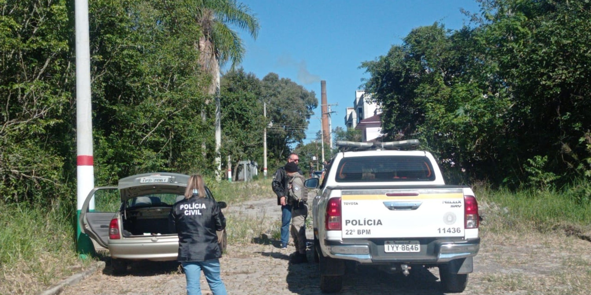 Suspeito de 18 anos foi preso temporariamente durante diligências nesta quarta-feira (13) e, segundo a Polícia Civil, teria dado cobertura aos executores do crime ocorrido em junho. Suspeito de 18 anos foi preso temporariamente durante diligências nesta quarta-feira (13) e, segundo a Polícia Civil, teria dado cobertura aos executores do crime ocorrido em junho.