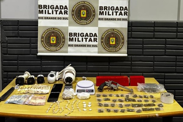 A ação, realizada nesta terça-feira (12), resultou também, além da apreensão de drogas, de uma arma de fogo e materiais ligados ao tráfico.