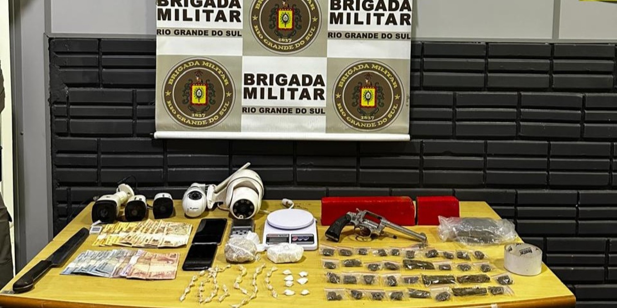 A ação, realizada nesta terça-feira (12), resultou também, além da apreensão de drogas, de uma arma de fogo e materiais ligados ao tráfico. A ação, realizada nesta terça-feira (12), resultou também, além da apreensão de drogas, de uma arma de fogo e materiais ligados ao tráfico.