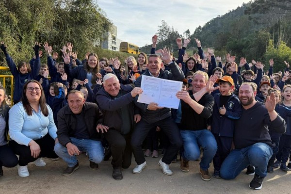 No evento desta terça-feira (12) foi inaugurada a ponte localizada na Linha Poço da Laje, com ligação ao município de Doutor Ricardo, e assinada a ordem de início das obras de duas escolas municipais.