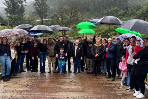Esta é a terceira ponte inaugurada no município após os últimos eventos extremos. Apesar da chuva, cerca de 60 moradores da comunidade participaram da cerimônia.