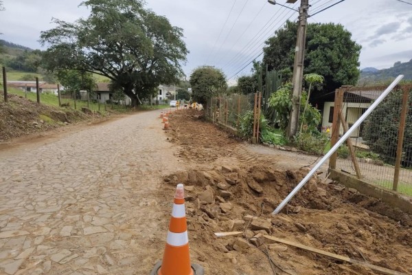 Nesta primeira etapa, estão sendo realizados trabalhos de ajustes no sistema de drenagem e reforço da base da via.