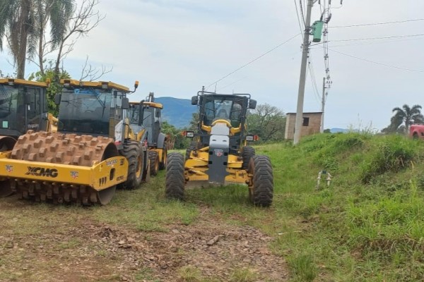 A obra prevê a pavimentação de seis quilômetros de estrada de chão e a recuperação do trecho já asfaltado, entre Estrela, Colinas e Roca Sales. A conclusão está prevista para 2026, com investimento de R$ 56 milhões, oriundos do Funrigs.