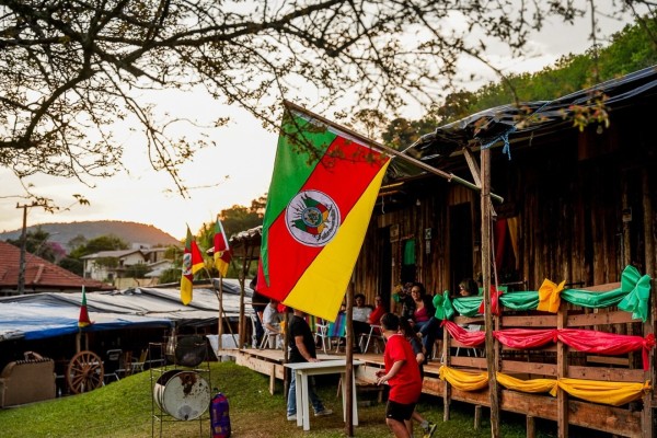Shows de Paulinho Mocelin, Os Fagundes e Os Serranos marcaram a retomada do evento ao seu formato completo. 