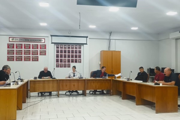 Sessão desta segunda-feira (15) teve aprovações unânimes em projetos do Executivo e Legislativo, com destaque para recursos na saúde, homenagem a ex-prefeito e valorização do patrimônio cultural.