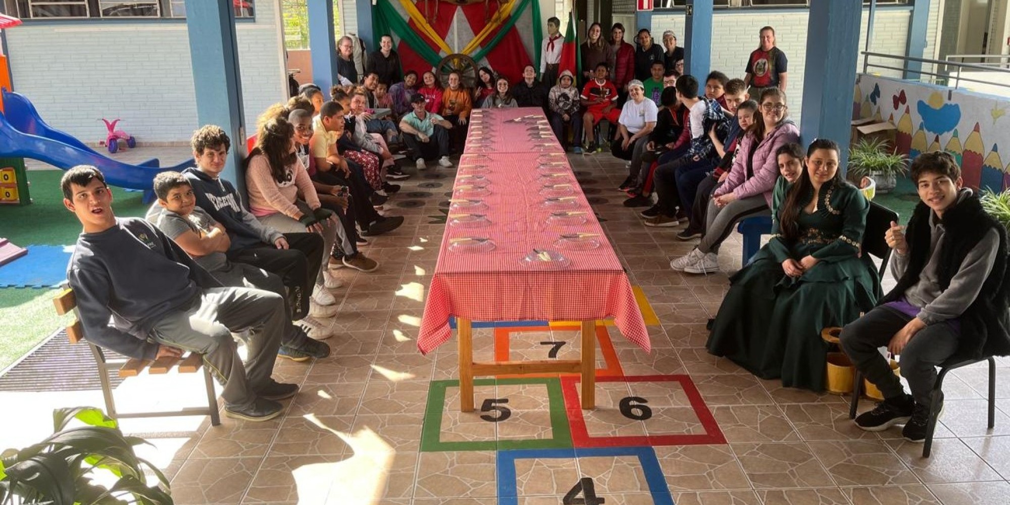Estudantes da APAE Encantado vivenciam a cultura gaúcha durante a Semana Farroupilha. Estudantes da APAE Encantado vivenciam a cultura gaúcha durante a Semana Farroupilha.