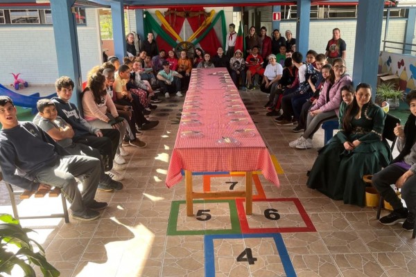 Estudantes da APAE Encantado vivenciam a cultura gaúcha durante a Semana Farroupilha.