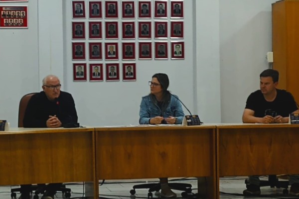 Além da homenagem ao Dr. João Carlos Amorim e da indicação para nova parada de ônibus no Jardim Cidade Alta, também foram temas da sessão a compra da sede própria do Legislativo e a reunião com a EGR sobre a rampa de acesso à ERS-129.