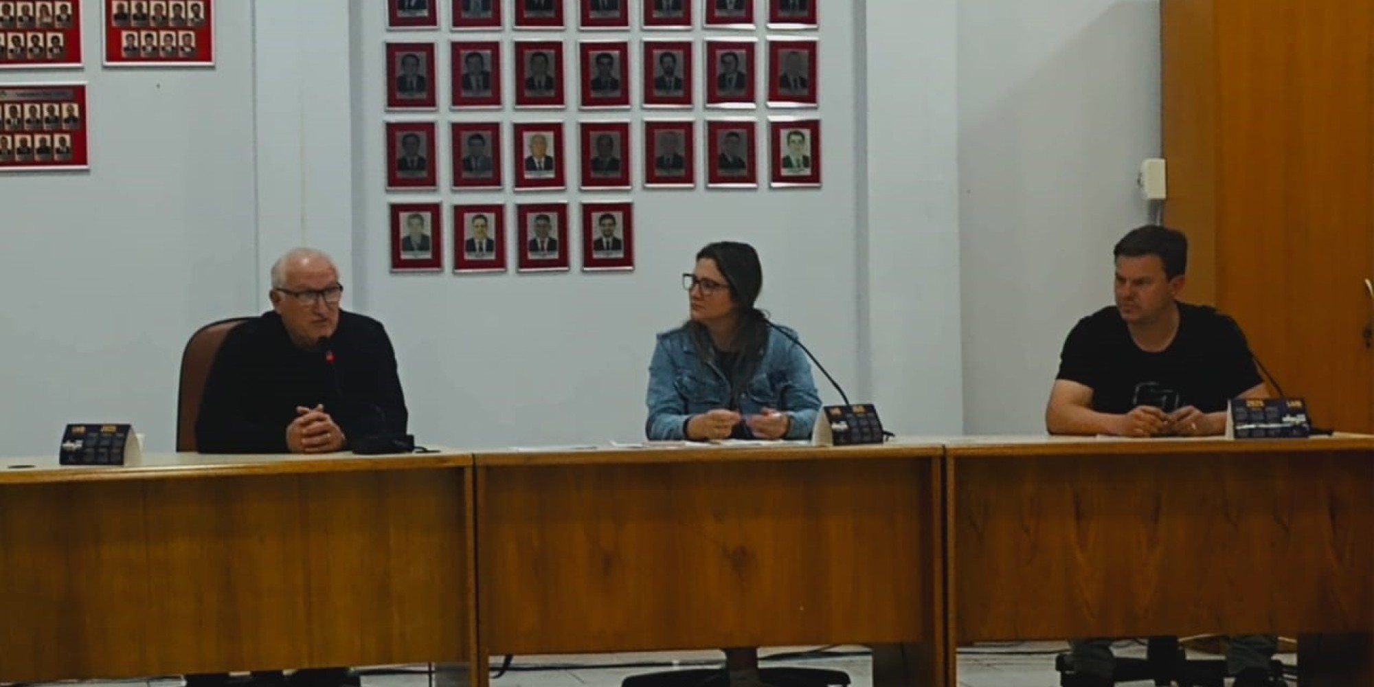 Além da homenagem ao Dr. João Carlos Amorim e da indicação para nova parada de ônibus no Jardim Cidade Alta, também foram temas da sessão a compra da sede própria do Legislativo e a reunião com a EGR sobre a rampa de acesso à ERS-129. Além da homenagem ao Dr. João Carlos Amorim e da indicação para nova parada de ônibus no Jardim Cidade Alta, também foram temas da sessão a compra da sede própria do Legislativo e a reunião com a EGR sobre a rampa de acesso à ERS-129.