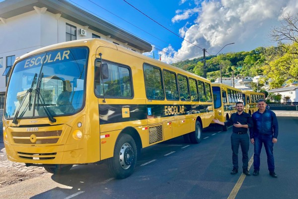 Investimento de mais de R$ 1,5 milhão vai beneficiar 250 estudantes com transporte moderno, seguro e tecnológico.