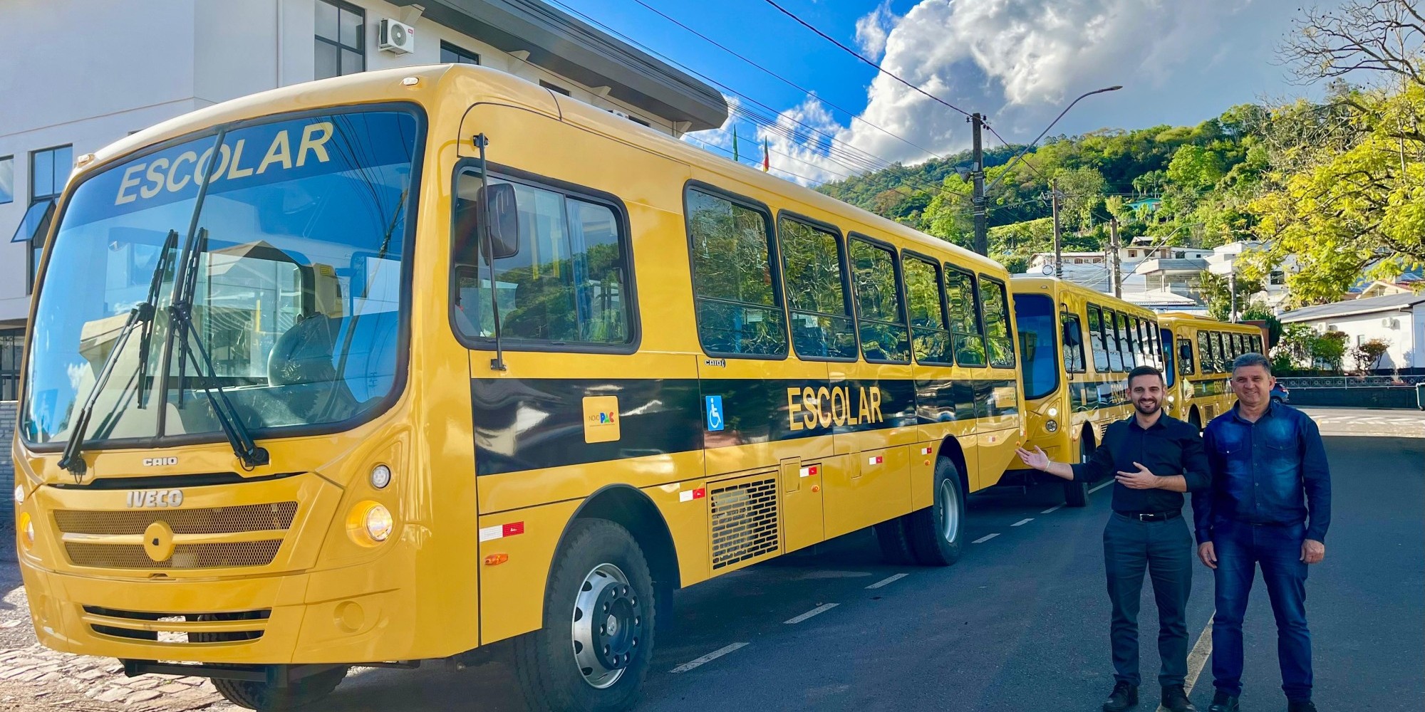 Investimento de mais de R$ 1,5 milhão vai beneficiar 250 estudantes com transporte moderno, seguro e tecnológico. Investimento de mais de R$ 1,5 milhão vai beneficiar 250 estudantes com transporte moderno, seguro e tecnológico.