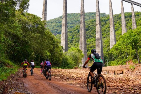 Evento realizado no domingo, teve percursos de 30 km e 50 km, valorizando o esporte, a natureza e o turismo regional.