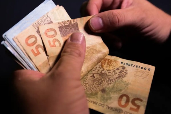 Pagamento a 1,6 milhão de trabalhadores varia de R$ 127 a R$ 1.518, conforme meses trabalhados em 2023; valores são creditados pela Caixa e Banco do Brasil.