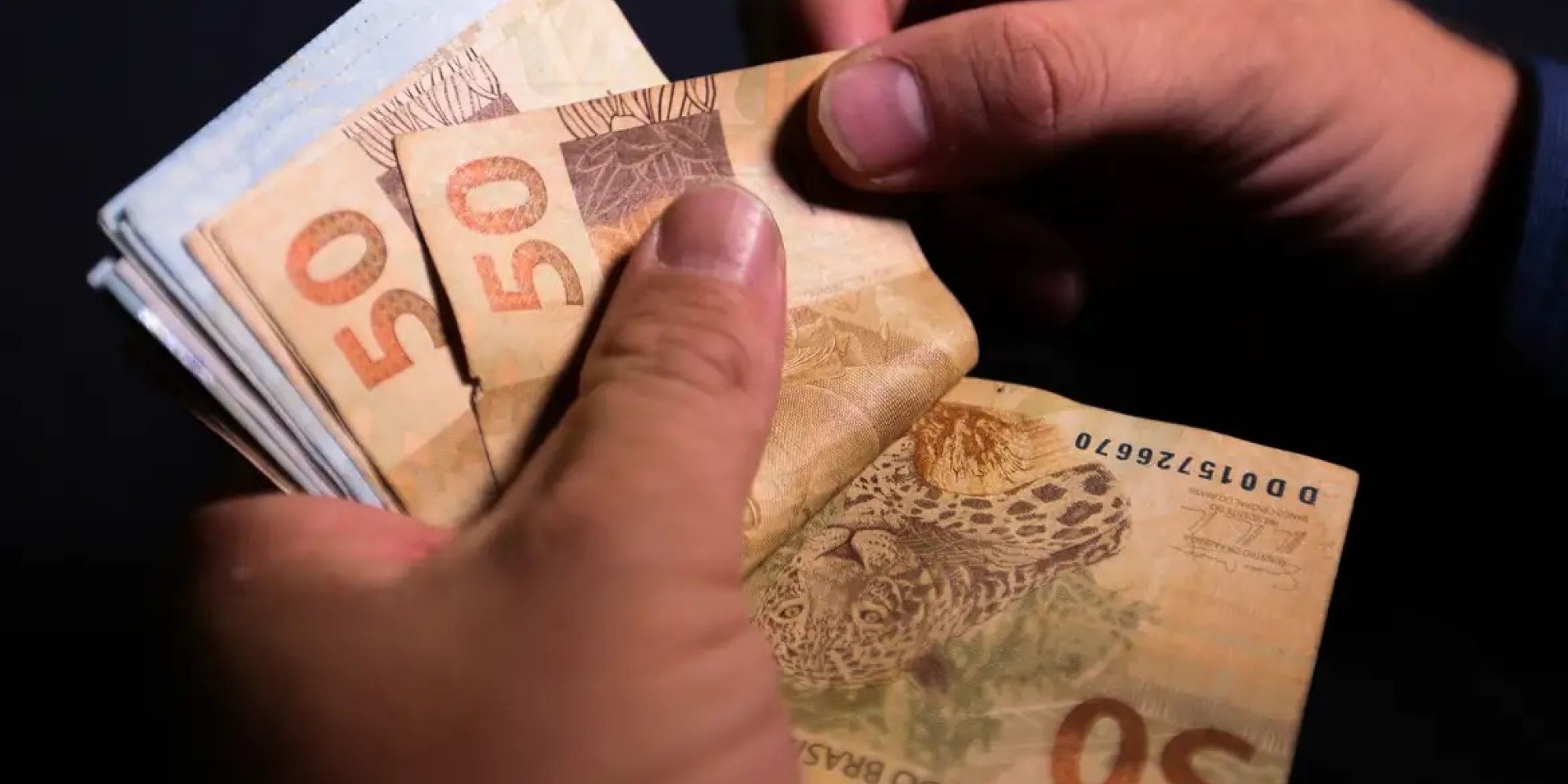 Pagamento a 1,6 milhão de trabalhadores varia de R$ 127 a R$ 1.518, conforme meses trabalhados em 2023; valores são creditados pela Caixa e Banco do Brasil. Pagamento a 1,6 milhão de trabalhadores varia de R$ 127 a R$ 1.518, conforme meses trabalhados em 2023; valores são creditados pela Caixa e Banco do Brasil.