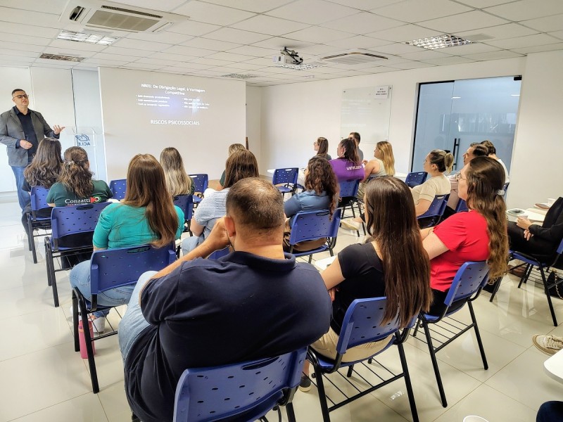 ACI-E debate impactos da NR 01 e sa&uacute;de mental no ambiente empresarial