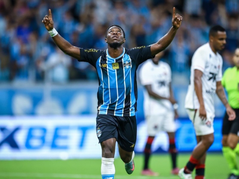 Tricolor fez 2 a 0 em jogo da 7&ordf; rodada do Campeonato Brasileiro, mas lateral sofre fratura e passar&aacute; por cirurgia em Porto Alegre.