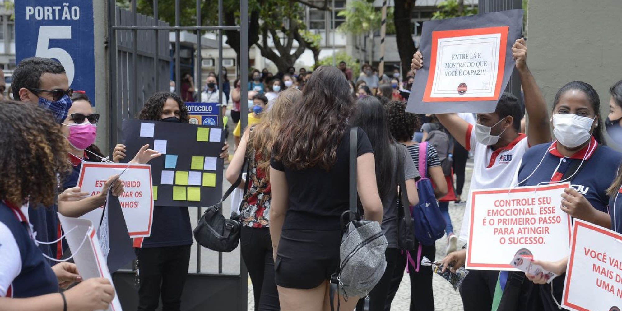 Estudantes respondem questões de matemática e ciência da natureza Estudantes respondem questões de matemática e ciência da natureza