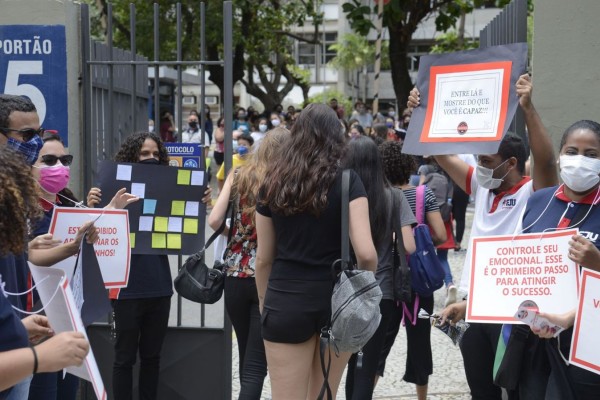 Estudantes respondem questões de matemática e ciência da natureza