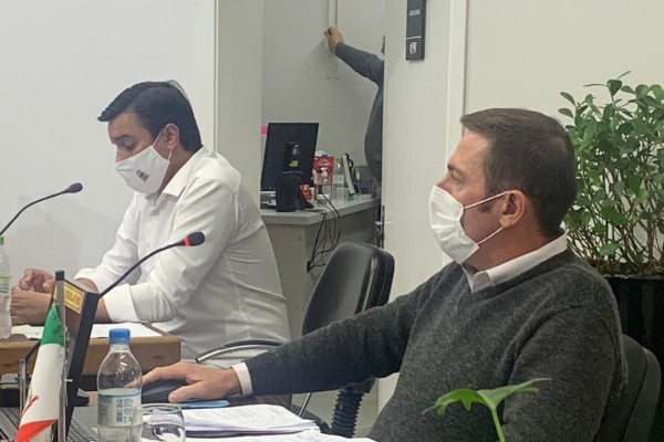 Cris Costa (esquerda) assume vaga de Salton (direita) 