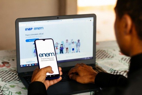 Será permitido que os inscritos usem materiais próprios que auxiliem na prova no computador 