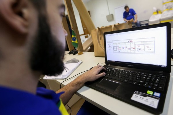 Um em cada dez estudantes brasileiros cursa ensino profissional