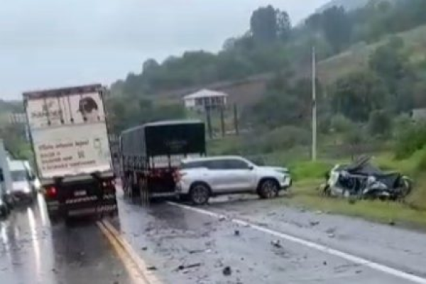 Acidente ocorreu na localidade de Palmas no início da tarde desta terça-feira (30) e deixou motorista preso às ferragens; trânsito ficou complicado na rodovia.