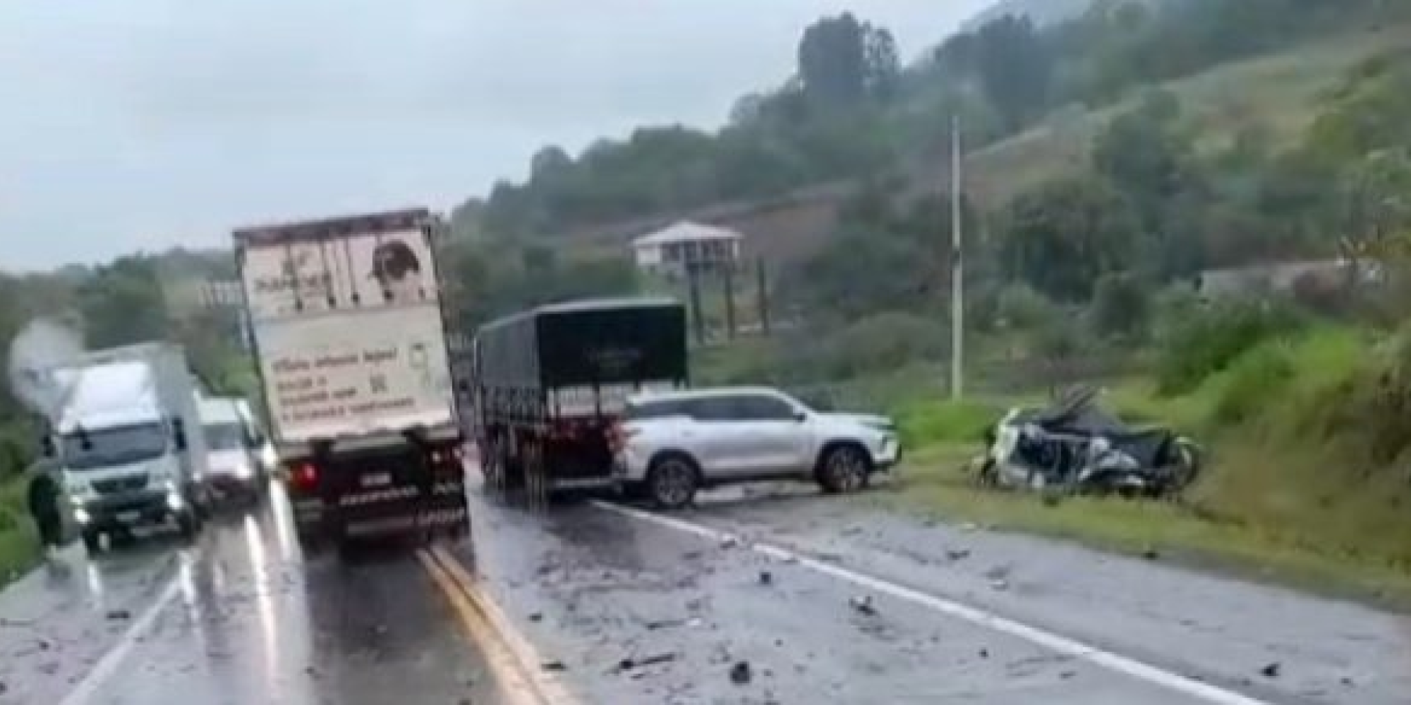 Acidente ocorreu na localidade de Palmas no início da tarde desta terça-feira (30) e deixou motorista preso às ferragens; trânsito ficou complicado na rodovia. Acidente ocorreu na localidade de Palmas no início da tarde desta terça-feira (30) e deixou motorista preso às ferragens; trânsito ficou complicado na rodovia.