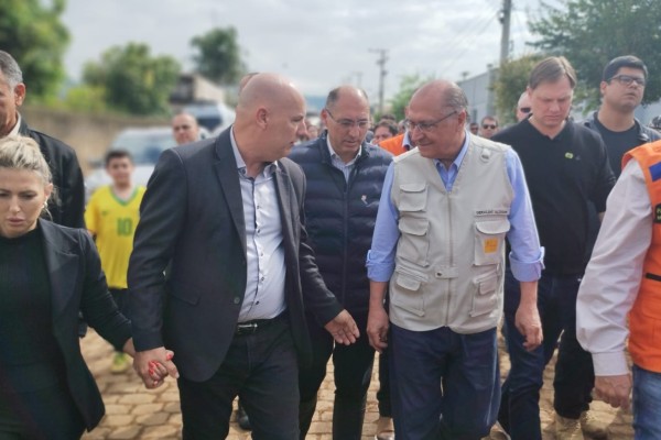 Presidente em exercício esteve neste domingo (10) com uma comitiva do Governo Federal em Roca Sales, Muçum e Lajeado, no Vale do Taquari.