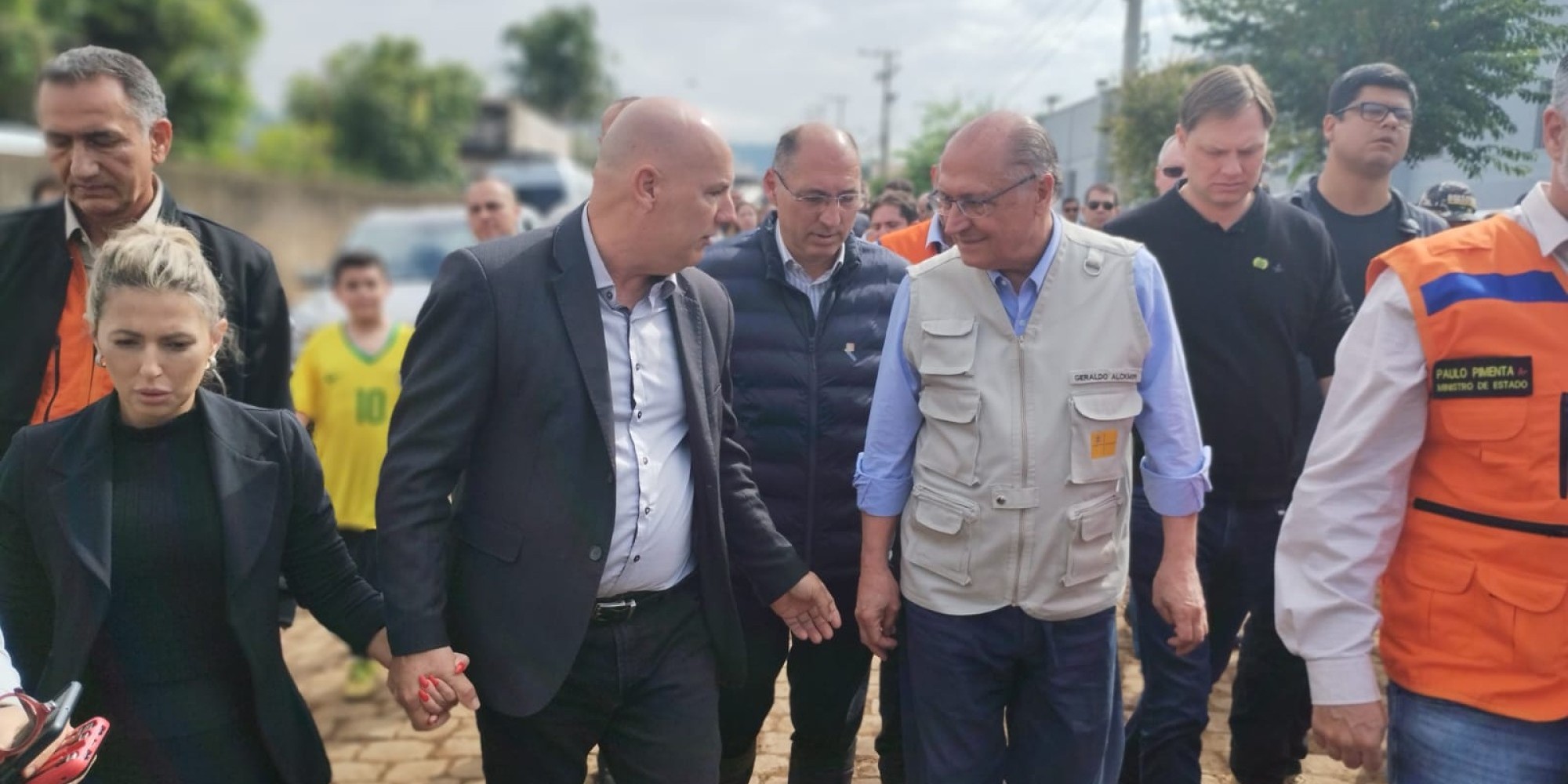 Presidente em exercício esteve neste domingo (10) com uma comitiva do Governo Federal em Roca Sales, Muçum e Lajeado, no Vale do Taquari. Presidente em exercício esteve neste domingo (10) com uma comitiva do Governo Federal em Roca Sales, Muçum e Lajeado, no Vale do Taquari.