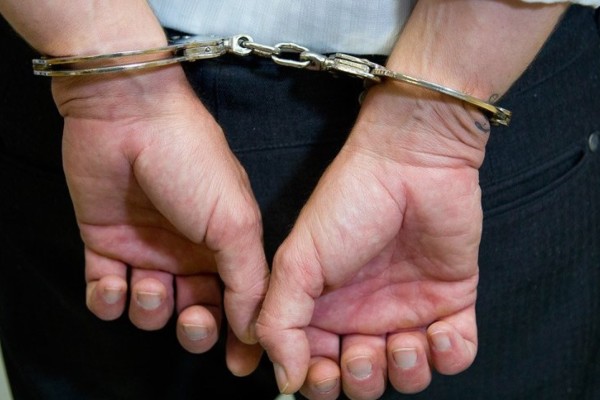 Filho viciado agride a própria mãe para tentar vender a geladeira de casa