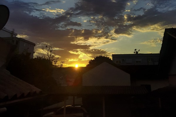 Segundo dados da Univates e da Metsul Meteorologia, após segunda-feira (29) com sol e temperaturas amenas, o tempo muda a partir de terça (30) com chuva e temporais isolados marcando o início de outubro.