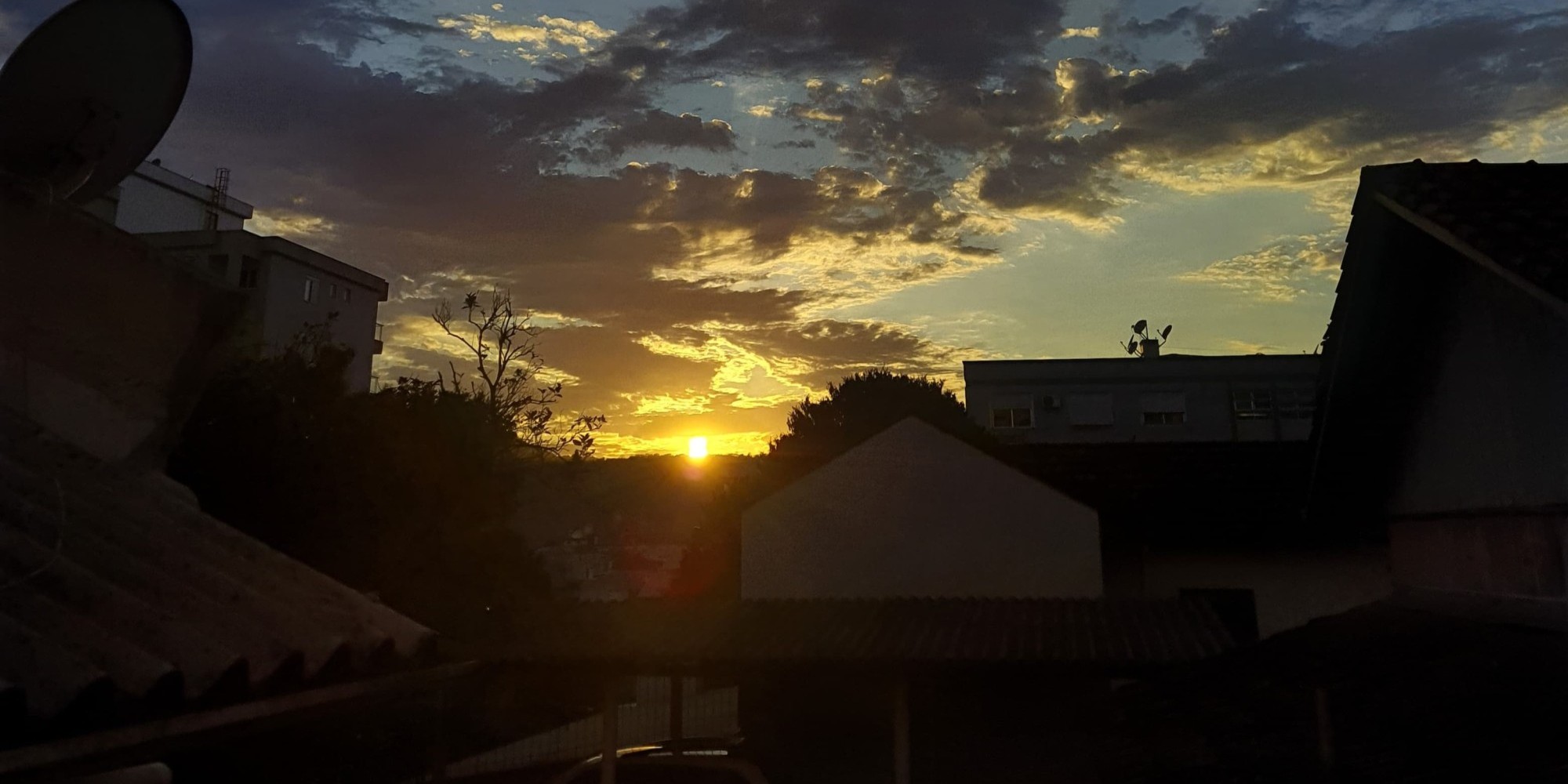 Frente fria e corrente de jato trarão calor fora de época e temporais ao Rio Grande do Sul, segundo a MetSul Meteorologia. Frente fria e corrente de jato trarão calor fora de época e temporais ao Rio Grande do Sul, segundo a MetSul Meteorologia.