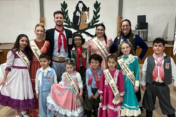 A fase interna da Ciranda Cultural de Prendas e Entrevero de Peões foi realizada no último sábado (30) com provas artísticas que antecederam o jantar de posse. 