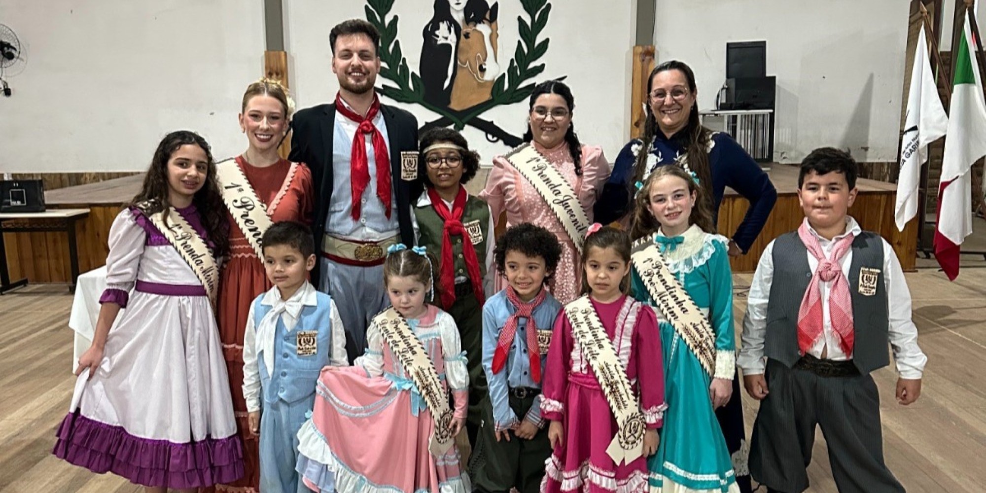 A fase interna da Ciranda Cultural de Prendas e Entrevero de Peões foi realizada no último sábado (30) com provas artísticas que antecederam o jantar de posse. A fase interna da Ciranda Cultural de Prendas e Entrevero de Peões foi realizada no último sábado (30) com provas artísticas que antecederam o jantar de posse.