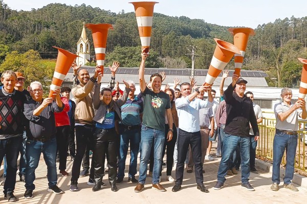 Entrega de ponte, estiva, pinguela e calçamento reuniu comunidade e autoridades, no último sábado (26), marcando investimentos que superam R$ 1 milhão.