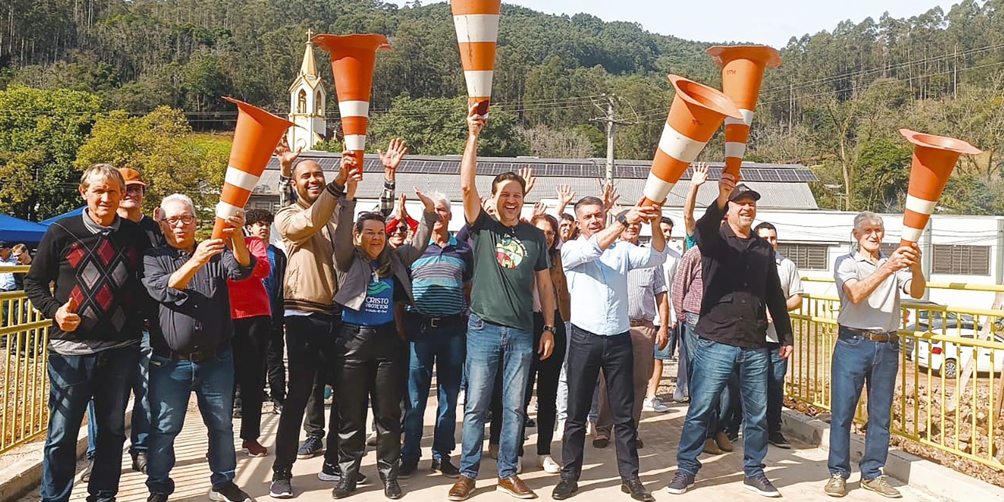 Entrega de ponte, estiva, pinguela e calçamento reuniu comunidade e autoridades, no último sábado (26), marcando investimentos que superam R$ 1 milhão.