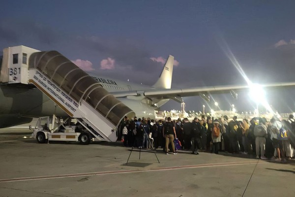 Aeronave pousou no Rio de Janeiro com 214 pessoas.