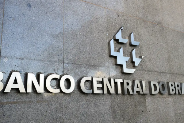 Decisão reflete preocupações com inflação e resiliência econômica, após mais de um ano de cortes na taxa de juros.