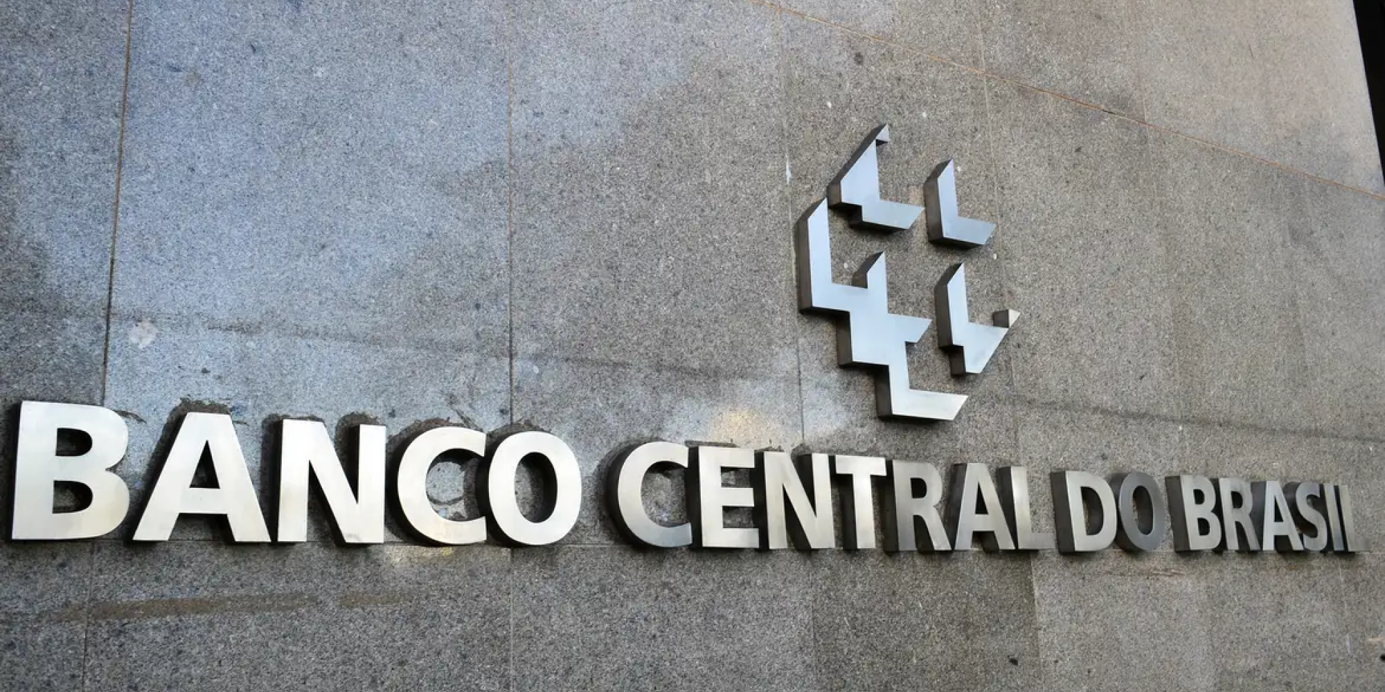 Decisão reflete preocupações com inflação e resiliência econômica, após mais de um ano de cortes na taxa de juros. Decisão reflete preocupações com inflação e resiliência econômica, após mais de um ano de cortes na taxa de juros.