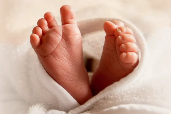 Bebê é deixado como garantia de dívida em boca de fumo